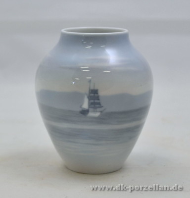 Vase mit Segelschiff