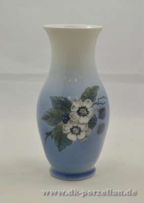 Vase mit Brombeerzweig