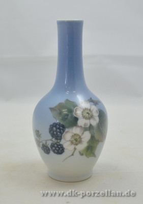 Vase mit Brombeerzweig